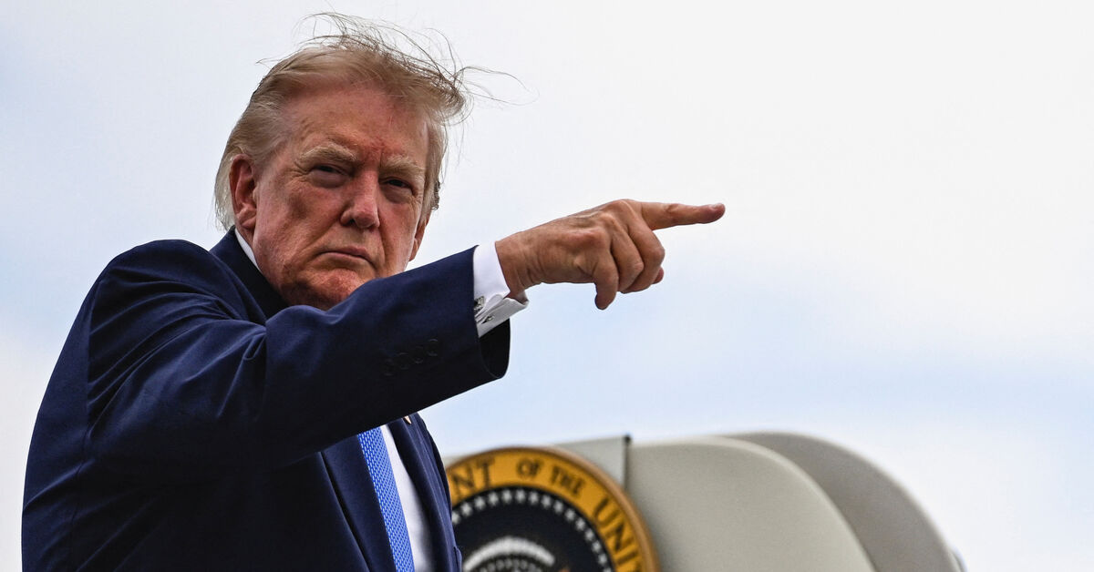 U.S. President Donald Trump points a finger as he boards Air Force One at Morristown Municipal Airport in Morristown, New Jersey, U.S., August 2, 2026. REUTERS/Daniel Heuer