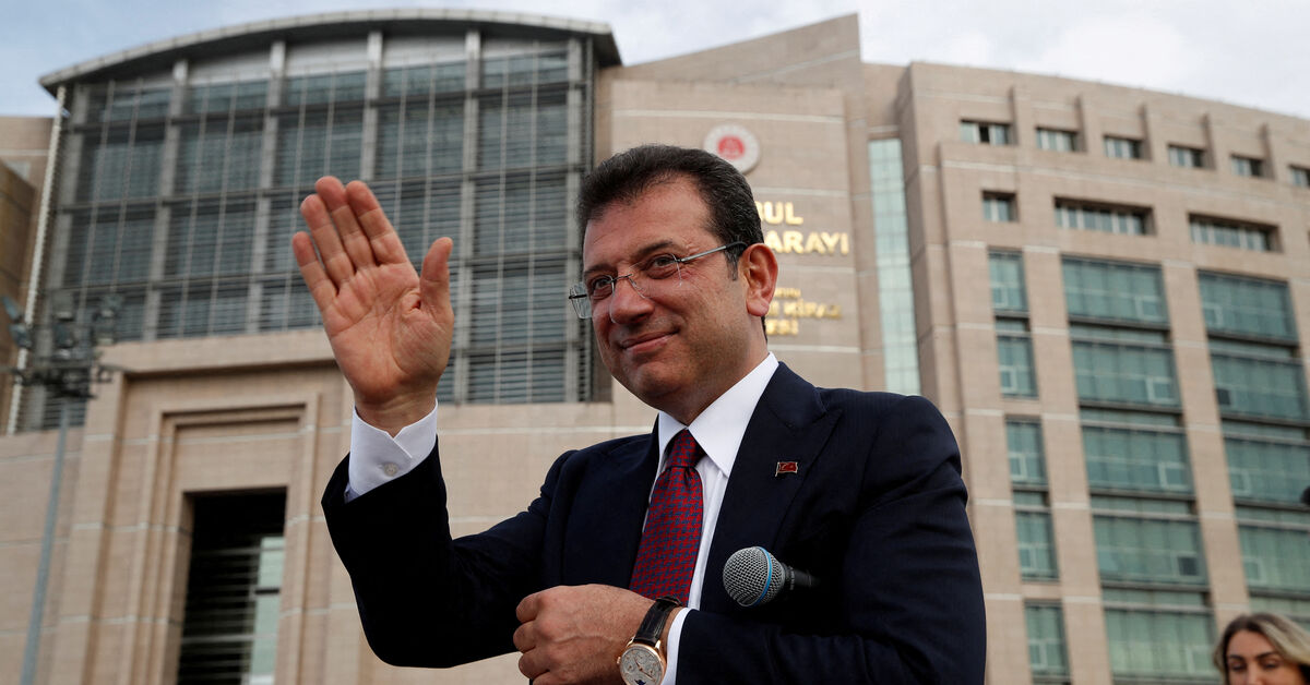 FILE PHOTO: Istanbul Mayor Ekrem Imamoglu greets his supporters after receiving mayoral certificate in front of the Caglayan Courthouse in Istanbul, Turkey April 3, 2024. REUTERS/Dilara Senkaya/File Photo