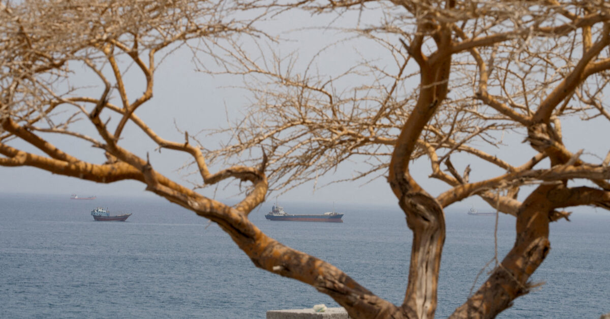Hormuz shipping traffic falls to one-week low amid hostilities