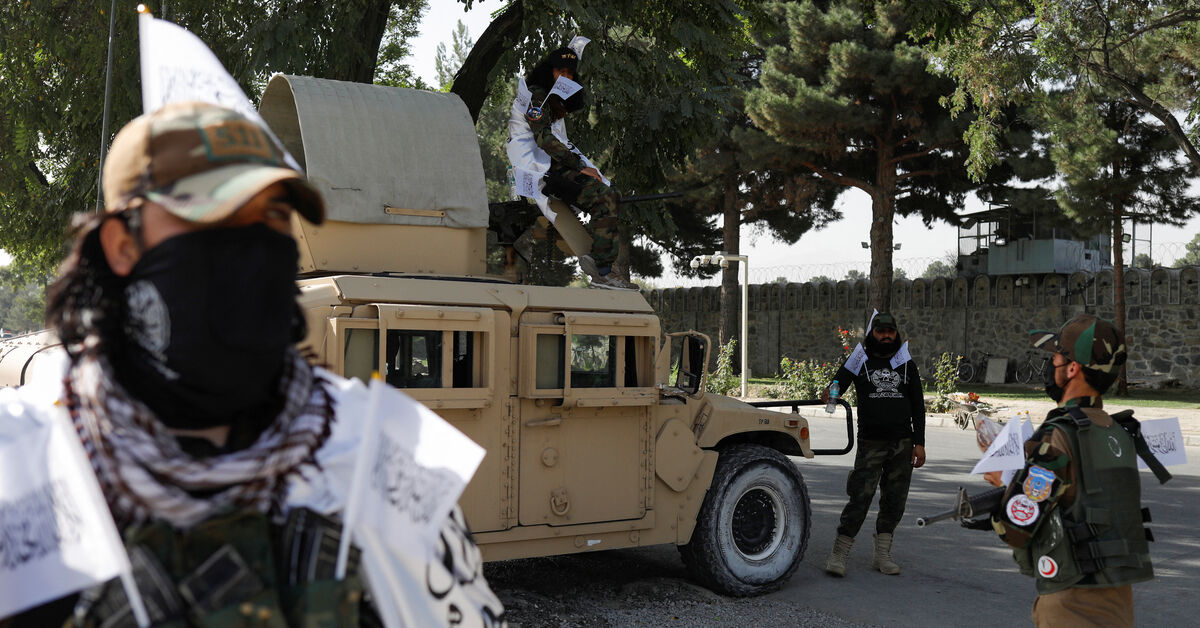 FILE PHOTO: Taliban soldiers stand guard on a street in Kabul, Afghanistan, August 15, 2023. REUTERS/Ali Khara/File Photo