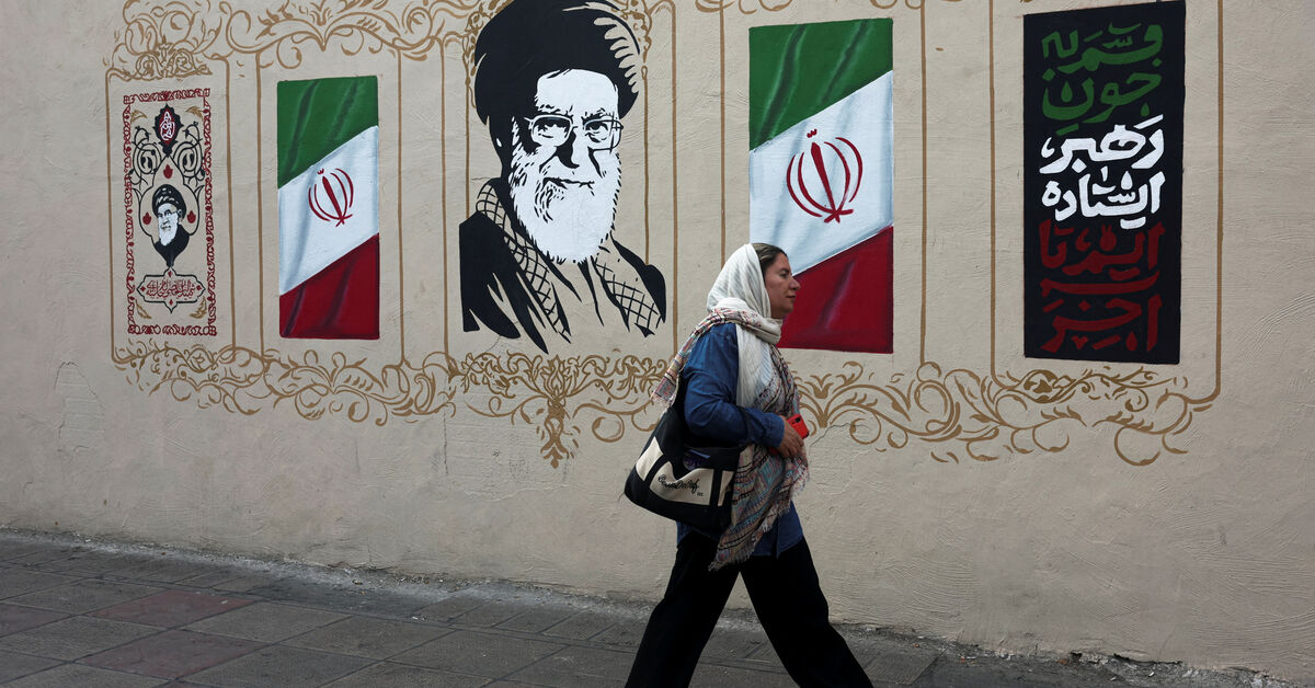 ترامپ می گوید هیچ مذاکره ای با ایران برنامه ریزی نشده است، تهران می گوید تنگه هرمز همچنان بسته است - ال