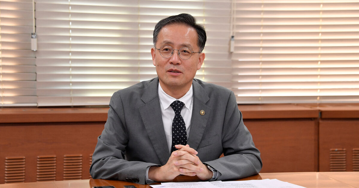 Photograph accompanying Lee Jae-myung hands Korea's finance ministry to the man who was already running its numbers