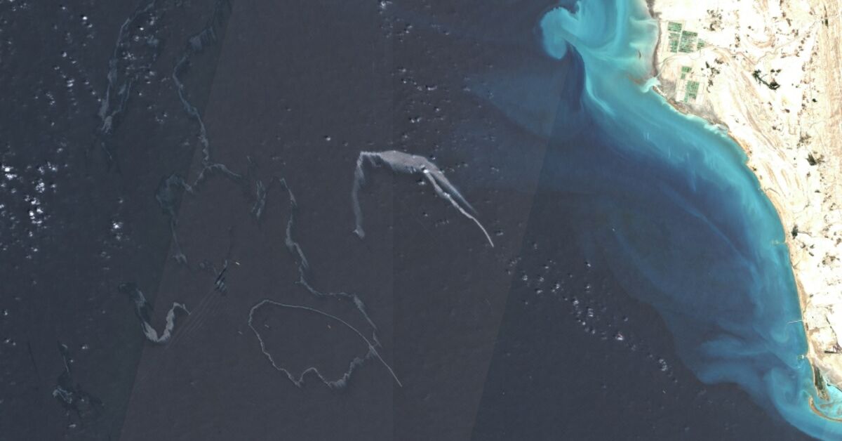 Likely oil slicks in Strait of Hormuz after US tanker strikes: experts