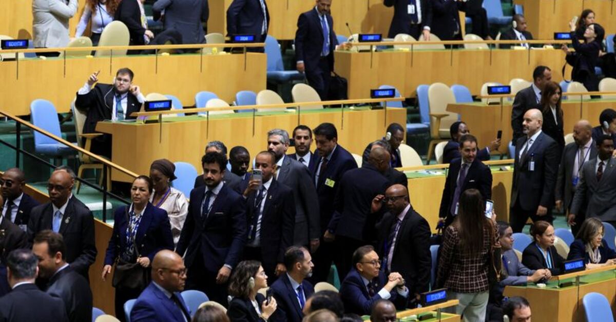 Dozens of delegates walk out of UN hall at start of Netanyahu speech