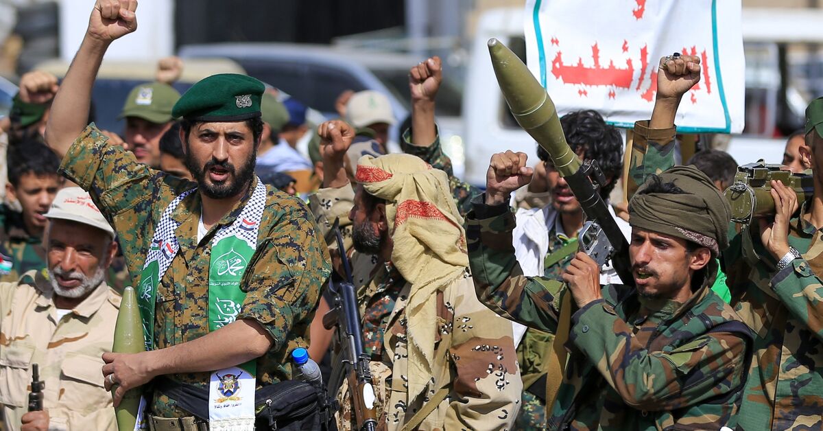 رزمندگان وفادار به مقامات حوثی در جریان تجمعی برای جذب نیروهای بیشتر در صنعا، یمن، در ۱۰ سپتامبر ۲۰۲۶ شعار می‌دهند. — محمد هواییس / AFP از طریق Getty Images