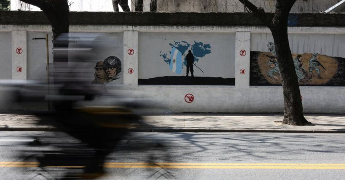 Argentina charges executives of companies operating in the Falklands