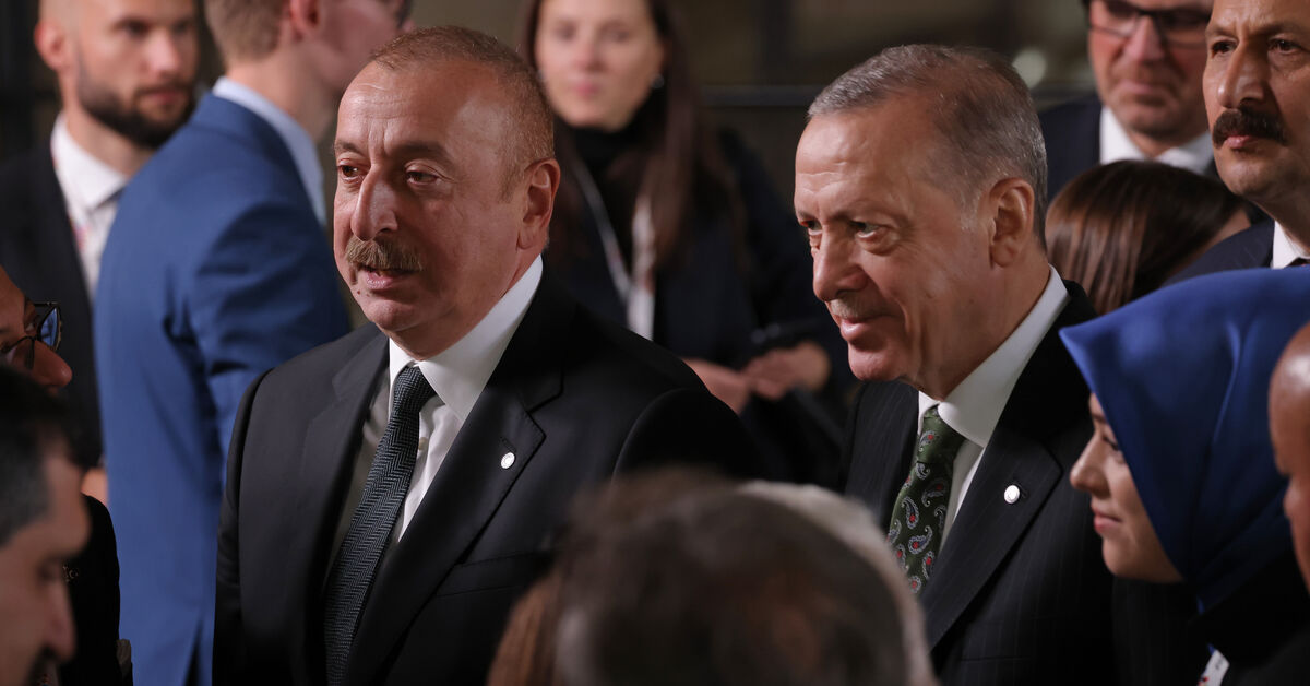 الهام علی‌اف، رئیس‌جمهور آذربایجان (چپ) و رجب طیب اردوغان، رئیس‌جمهور ترکیه در اولین نشست جامعه سیاسی اروپا در قلعه پراگ در ۶ اکتبر ۲۰۲۲ در پراگ، جمهوری چک شرکت کردند. — شون گالوپ/گتی ایماژ