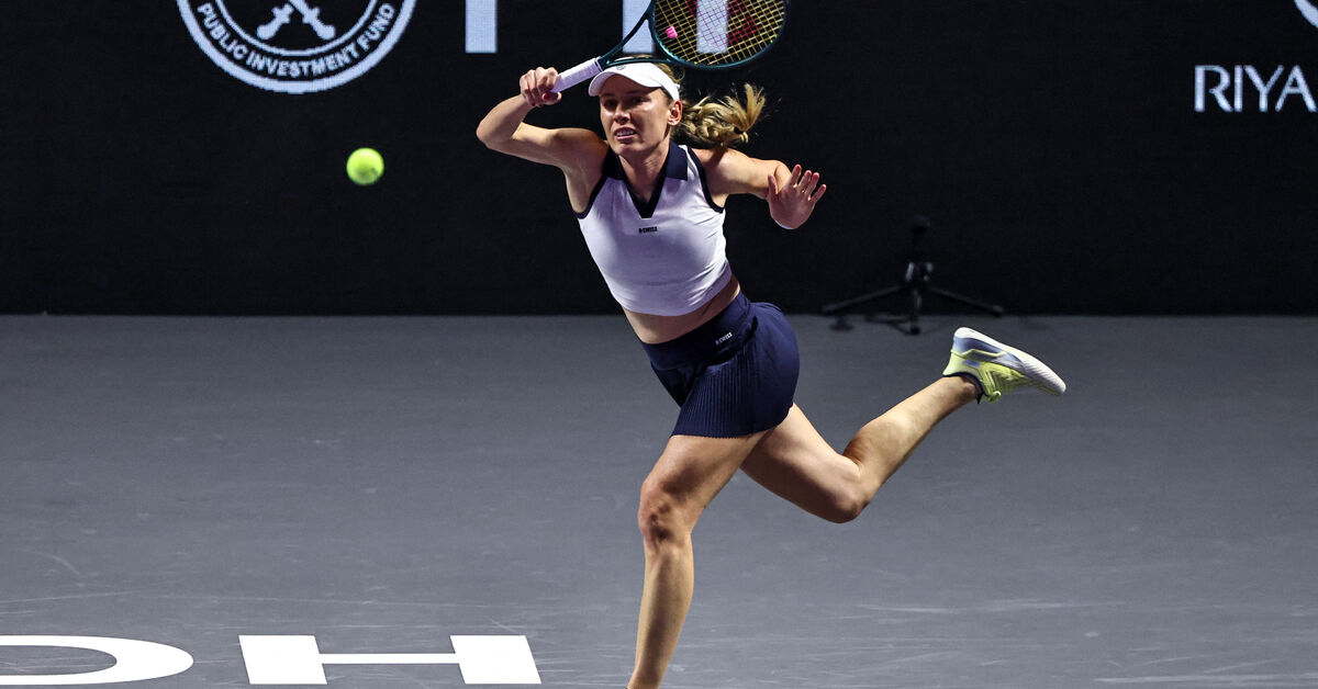 اکاترینا الکساندرووا، تنیس‌باز روسی، در جریان مسابقات تنیس نهایی WTA در ریاض در تاریخ ۵ نوامبر ۲۰۲۵، توپ را به النا ریباکینا، تنیس‌باز قزاقستانی، برمی‌گرداند. — عکس از فیض نورالدین/AFP via Getty Images