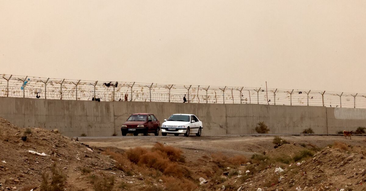 این تصویر دیوار مرزی میان ایران و افغانستان را در گذرگاه مرزی میلک نزدیک شهر زابل، در استان سیستان و بلوچستان در جنوب شرقی کشور که با افغانستان هم‌مرز است، در تاریخ ۱۷ دسامبر ۲۰۲۵ نشان می‌دهد. — آتا کناره / AFP via Getty Images