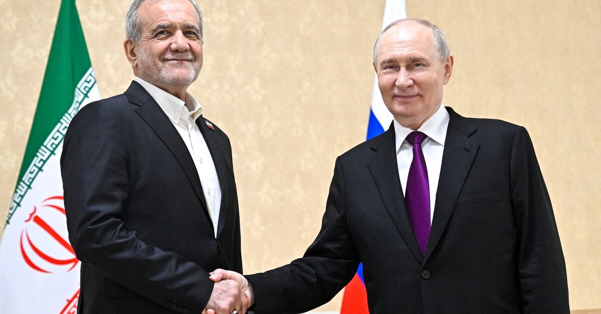 در این عکس گروهی توزیع شده توسط آژانس دولتی اسپوتنیک روسیه، ولادیمیر پوتین، رئیس‌جمهور روسیه، و مسعود پزشکیان، رئیس‌جمهور ایران، در حین دیداری در ترکمن‌باشی در تاریخ ۸ اکتبر ۲۰۲۶ دست می‌دهند. — سرگی بابیلیوف / گروه / AFP از طریق Getty Images