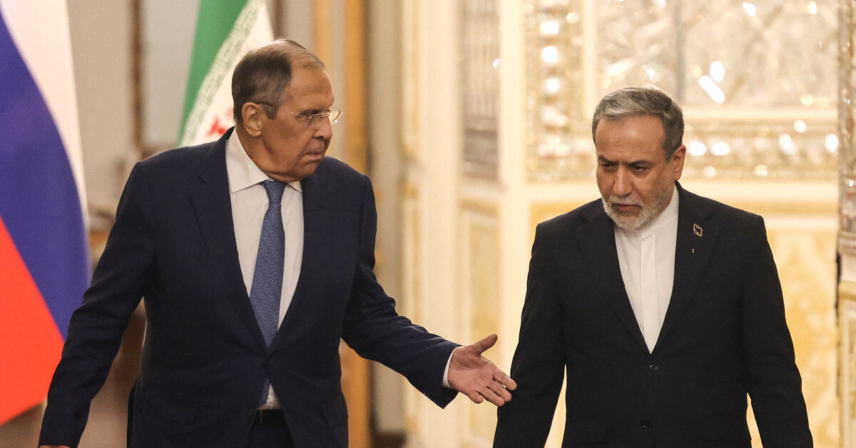 سرگئی لاوروف (چپ)، وزیر امور خارجه روسیه و عباس عراقچی، وزیر امور خارجه ایران پس از دیداری در تهران در ۱۹ اکتبر ۲۰۲۶ برای برگزاری کنفرانس خبری حضور یافتند. وزیر امور خارجه روسیه در ۱۹ اکتبر در نخستین سفر خود پس از آغاز جنگ خاورمیانه به ایران آمد، زیرا مسکو در پی ایفای نقش میانجی است. — اتا کناره / AFP via Getty Images