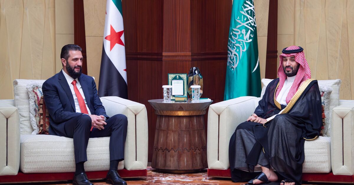 ولیعهد عربستان سعودی، محمد بن سلمان، در دیدار با رئیس‌جمهور سوریه، احمد الشرع، در ریاض، ۶ اکتبر ۲۰۲۶. — خبرگزاری رسمی پادشاهی (SPA)