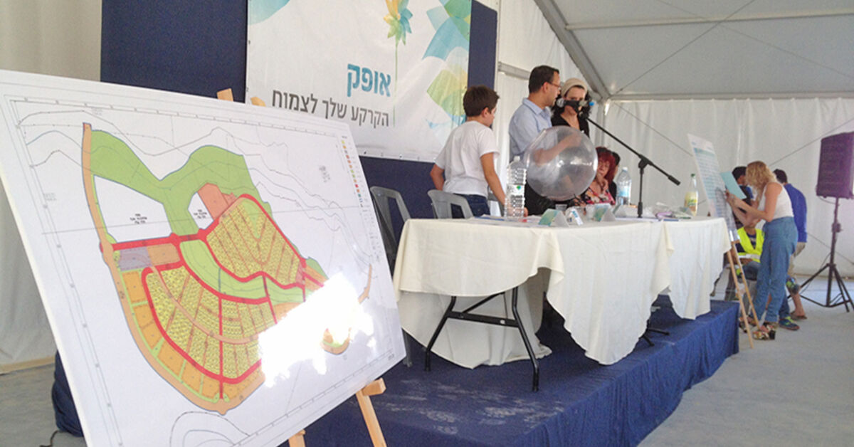 Land Raffles Bedouin take part in land raffle in Israeli town Yeruham - AL-MONITOR ...