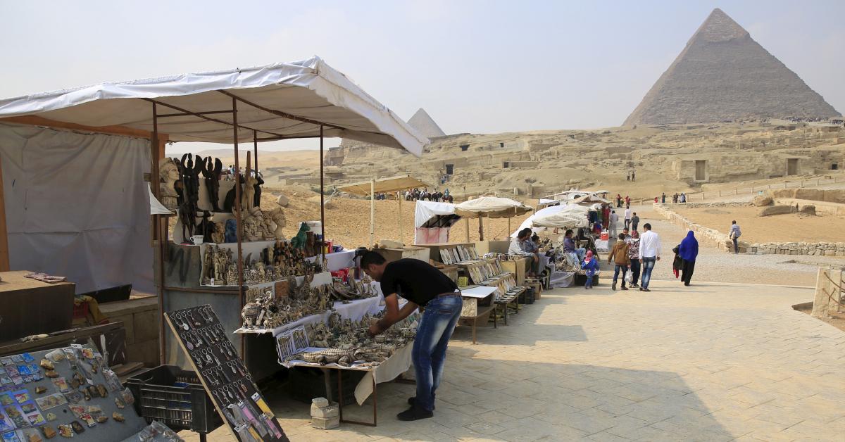 Египет в мае отзывы. Торговцы в Египте. Египет лавочник. Империя туризма Египет. Торговец из Египта.