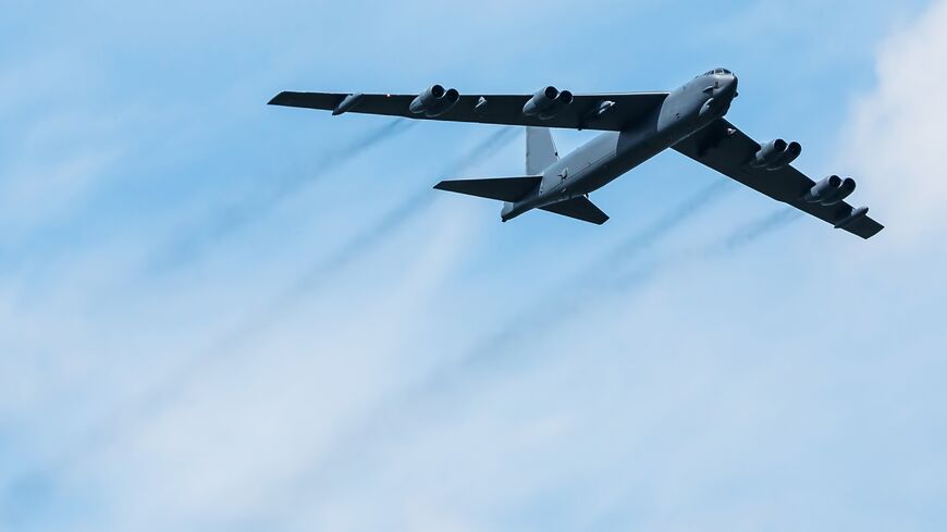 B-52-bomber, the Boeing B-52 Stratofortress, is an eight-engine long-range bomber of the US Air Force.